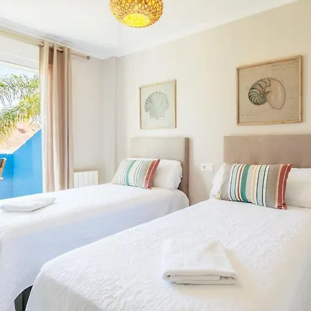Luxurious With Communal Pool Near The Sea 빌라 *
