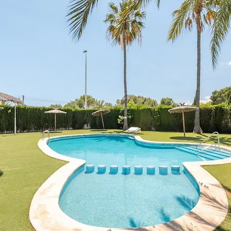 빌라 Luxurious With Communal Pool Near The Sea *