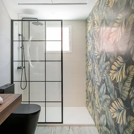 Luxurious With Communal Pool Near The Sea 빌라 *
