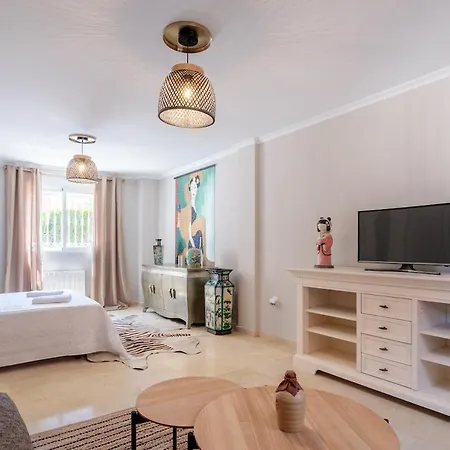 Luxurious With Communal Pool Near The Sea