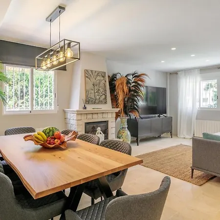 Luxurious With Communal Pool Near The Sea 빌라 *