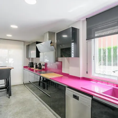 빌라 Luxurious With Communal Pool Near The Sea *