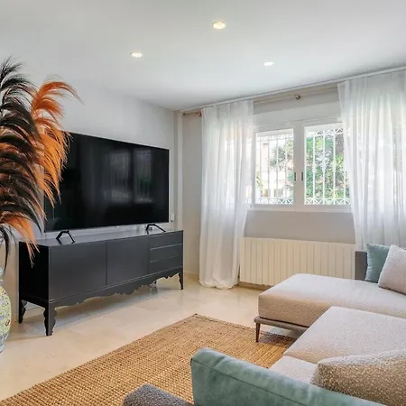 Villa Luxurious With Communal Pool Near The Sea *