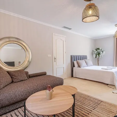 Luxurious With Communal Pool Near The Sea *