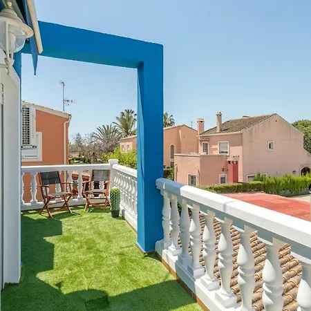 빌라 Luxurious With Communal Pool Near The Sea