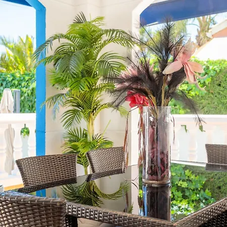 Villa Luxurious With Communal Pool Near The Sea *