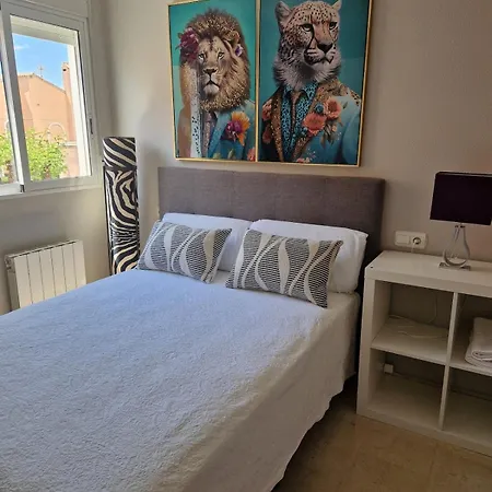 빌라 Luxurious With Communal Pool Near The Sea