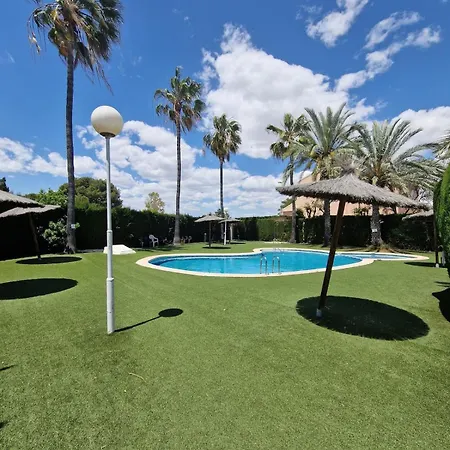 Luxurious With Communal Pool Near The Sea