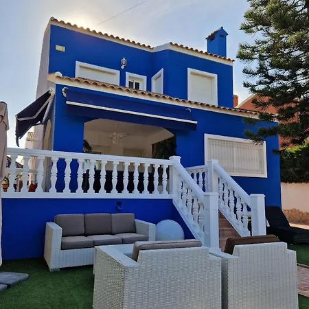 빌라 Luxurious With Communal Pool Near The Sea