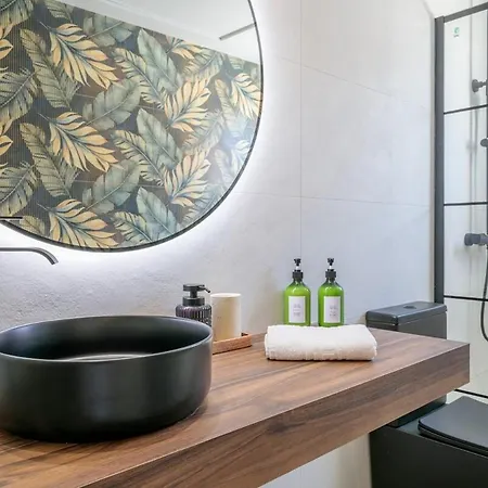 빌라 Luxurious With Communal Pool Near The Sea *