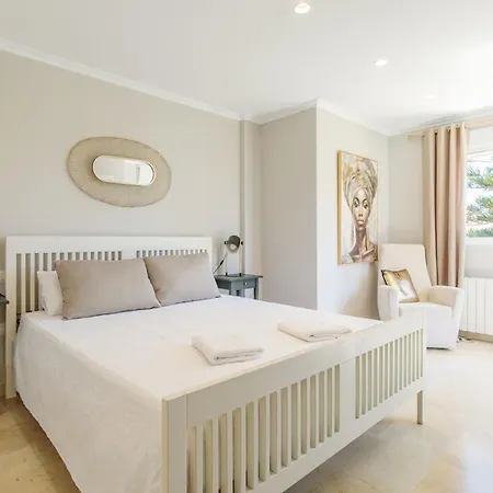 Luxurious With Communal Pool Near The Sea