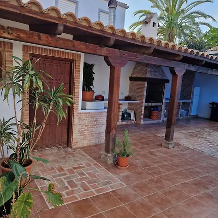 빌라 Luxurious With Communal Pool Near The Sea